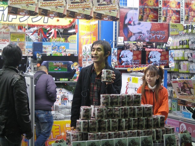『NO MORE HEROES』発売記念イベントで、和田氏と須田氏のコンビが必死のPR