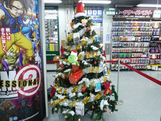 ゲーム売り場にクリスマスツリーが飾られていました
