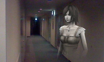 誰もいない夜の廊下に女性の影が・・・