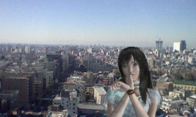 高層ビルの窓際で記念写真