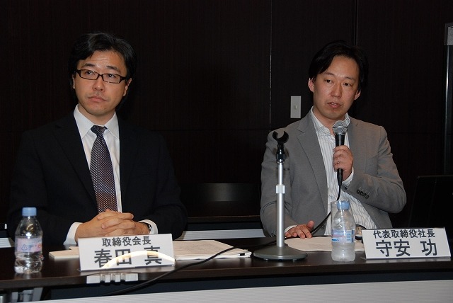 取締役会長の春田真氏（左）と代表取締役社長の守安功氏（右）
