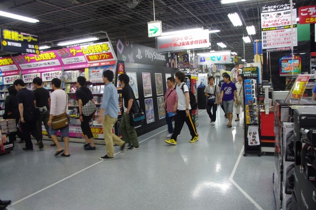 【ドラクエX発売】ヨドバシAkibaでは100人以上の行列