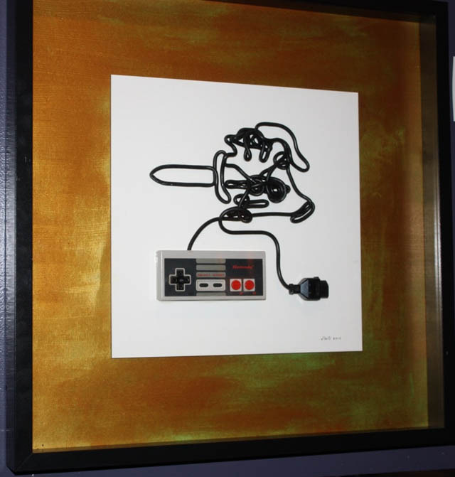 コントローラーのケーブルでゲームキャラクターを描いたアート作品