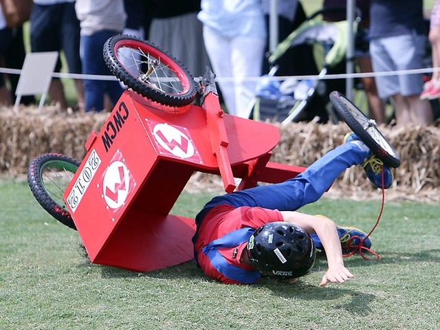 カートコンテストに自作のマリオカートで出場した少年、ゴール時に転倒して鎖骨を骨折