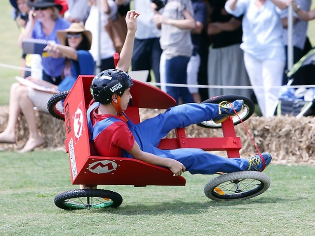 カートコンテストに自作のマリオカートで出場した少年、ゴール時に転倒して鎖骨を骨折