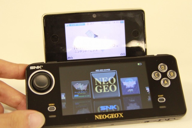 画面のサイズはNEOGEO Xの方が大きめ(多少遠近方で3DSが小さくなっています)