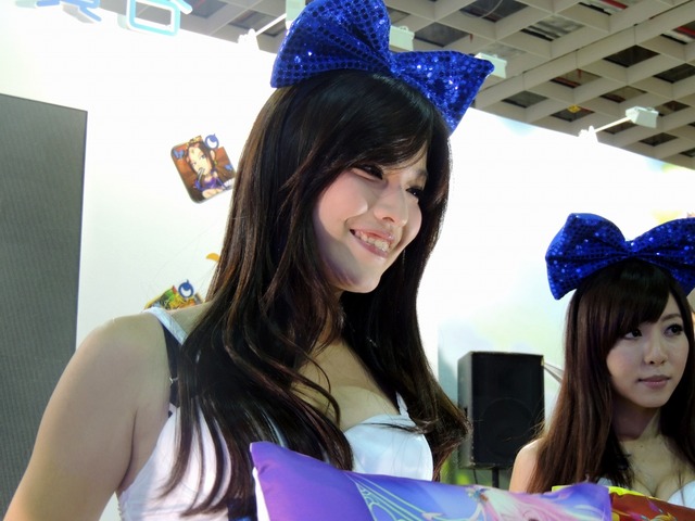 【台北国際ゲームショウ 2013】台湾女性の美しさにうっとり・・・美人コンパニオンをフォトレポート(1)