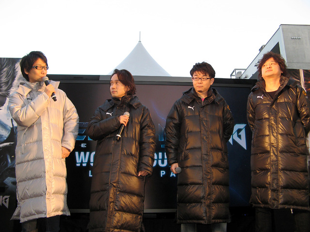 左から小島氏、新川氏、プロデューサーの是角有二氏(小島プロダクション)、稲葉敦志氏(プラチナゲームズ)