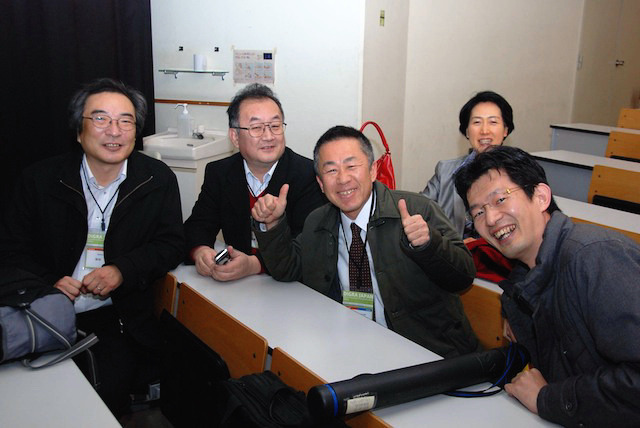 旧ナムコ出身の研究者（左から岩谷氏・遠藤氏・岸本氏・中村氏）と矢田真理氏（奥）