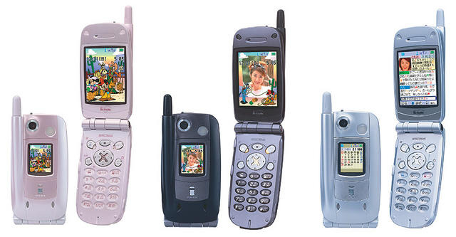 NEC製携帯電話「N505iS」（2003年発表）。二つ折携帯電話全盛時代にはシェア20％を誇っていたが、最近は10％前後に低迷していた