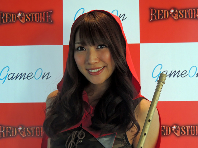 美しい谷間に思わずドキッ！佐山彩香さんら美女が登場した『RED STONE』カンファレンスの模様を写真でチェック