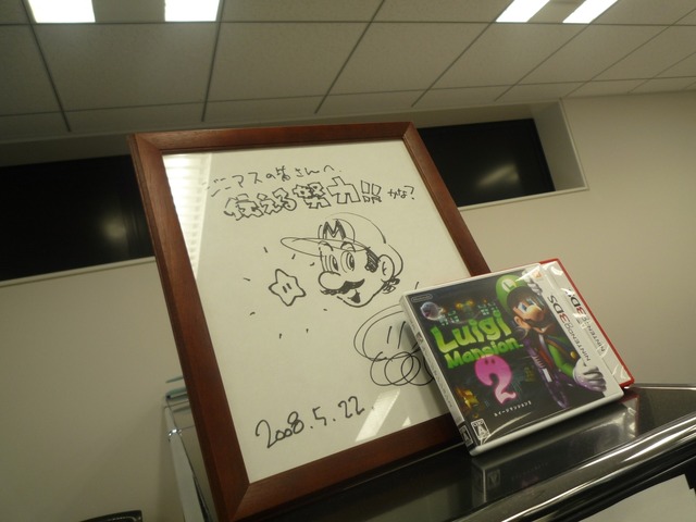 オフィスには任天堂・宮本茂氏からのサインが飾られていました