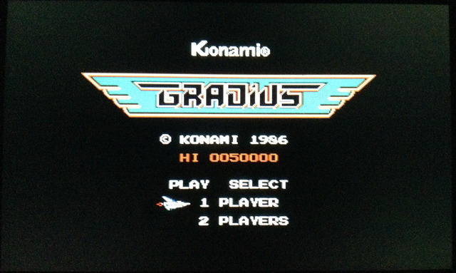 ファミリーコンピュータ版『グラディウス』は、1985年にアーケードで発売された同タイトルの移植作