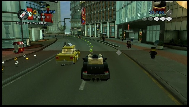 レゴでできた車でドライブ。黄色いタクシーには乗客として乗ることも