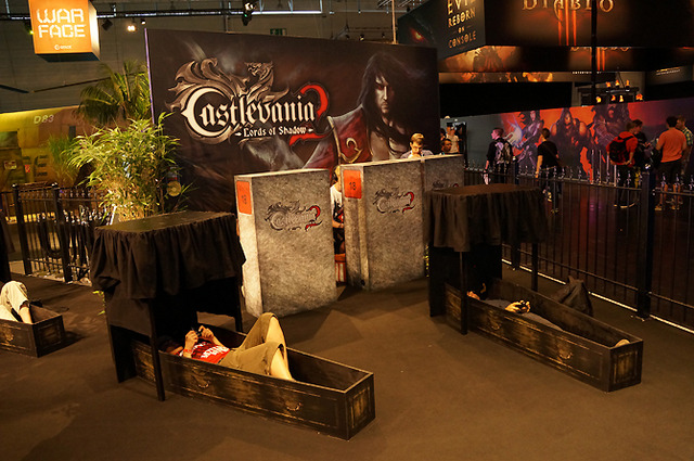 GC 13: コナミ『Castlevania: Lords of Shadow 2』ブースは棺桶に横たわってゲームをプレイ！