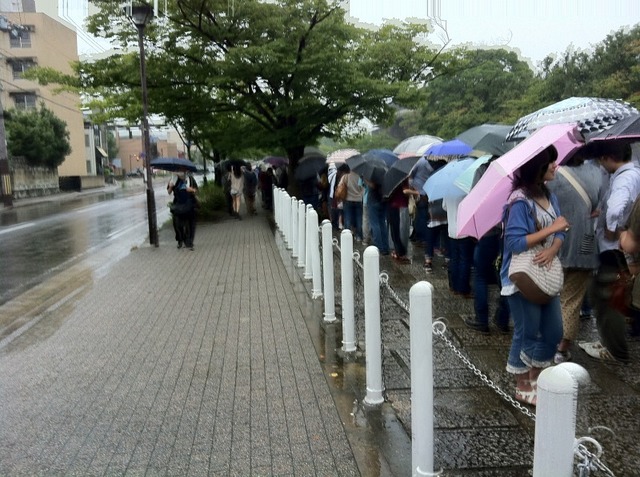 【京まふ2013】開催初日、雨が降る中多くのファンが朝早くから長蛇の列