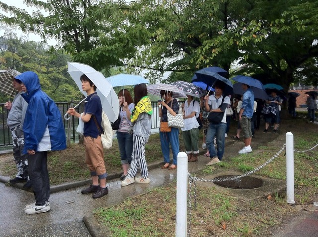 【京まふ2013】開催初日、雨が降る中多くのファンが朝早くから長蛇の列
