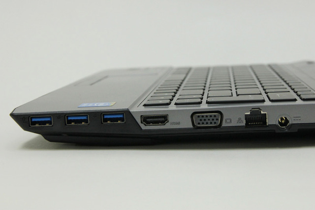 本体右側面には3つのUSB3.0端子のほか、HDMI端子やD-Sub、LANコネクターを配置