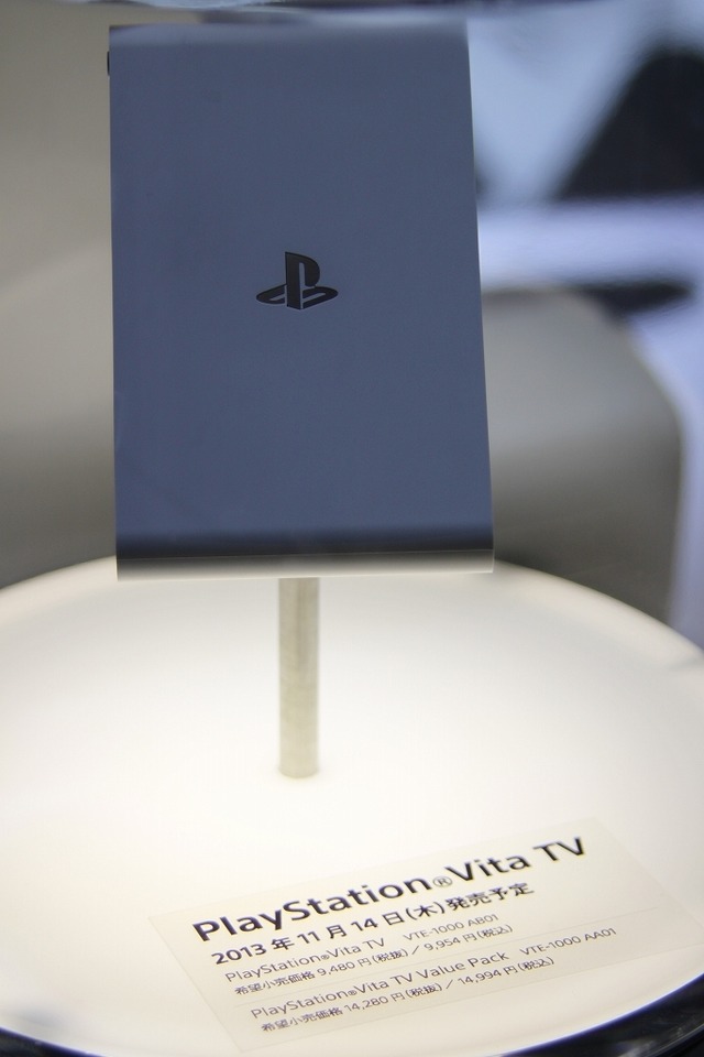 【東京ゲームショウ2013】SONYのロゴが輝く、PS Vita TV本体