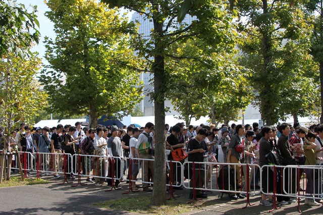【東京ゲームショウ2013】いよいよ一般公開日スタート、大行列が幕張に出現・・・ビジネスデーの来場者数も発表