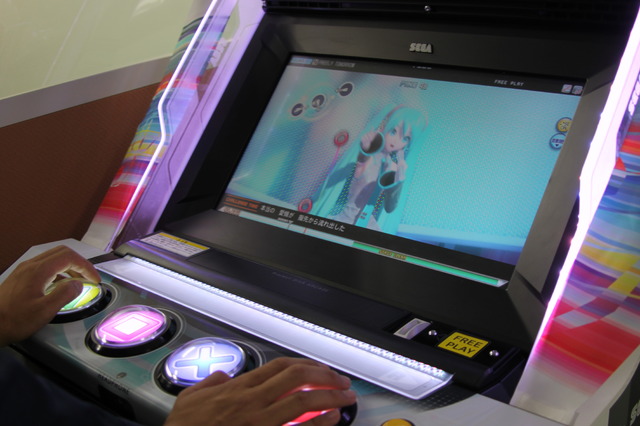 あまりの爽快感に、思わず両手をクロスさせてまった『初音ミク Project DIVA Arcade Future Tone』のファーストインプレッション