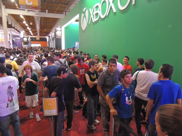Xbox One試遊待ちの人々