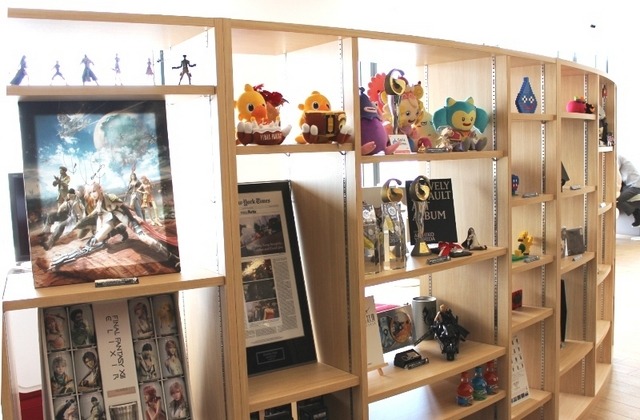 スクエニのゲーム作品に関連したキャラクターグッズなどが展示されているディスプレイコーナー