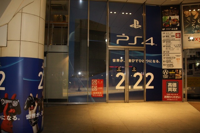 【PS4発売特集】たくさんの笑顔がここに集まりました　― 渋谷量販店でも7時から販売スタート！70人のユーザーが全員でカウントダウン