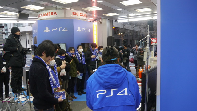 【PS4発売特集】ビックカメラ有楽町店では厳しい寒さの中40名前後の列、河野プレジデントも視察