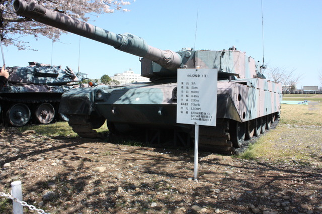 陸上自衛隊土浦駐屯地で戦車と一緒にお花見をしてきた