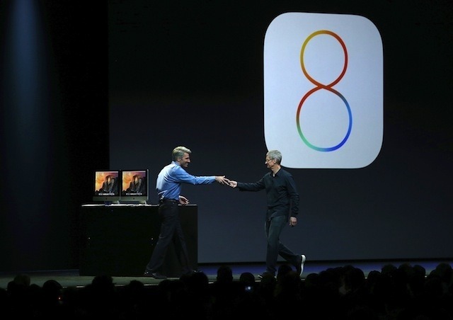 iOS 8を発表するティム・クックCEO（向かって右）とクレイグ・フェデリギ（ソフトウェアエンジニアリング担当上級副社長）　(c) Getty Images