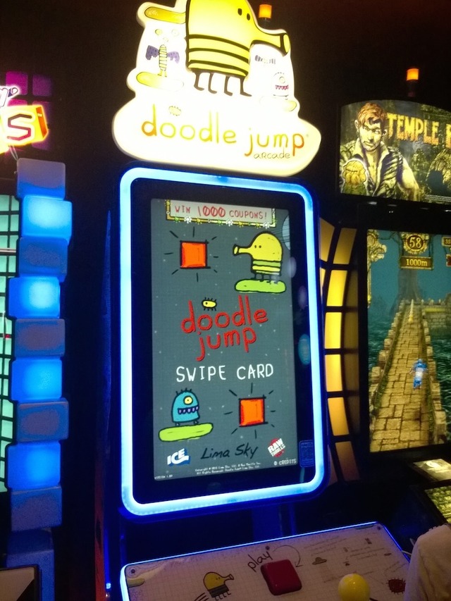 欧米で大ヒットしたスマートフォン向けゲームの『Doodle Jump』も大型の筐体に