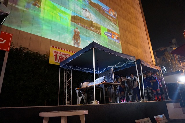 ビルを巨大スクリーンにして、来場者と一緒にプレイ！アメザリ平井の開放的なゲーム実況が大阪で