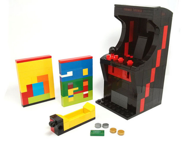 LEGOブロックでミニサイズのアーケードゲーム筐体を再現したファンアート