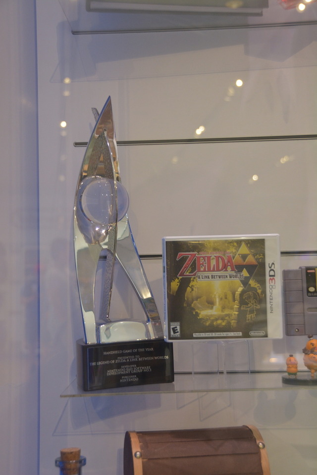 『ゼルダの伝説 神々のトライフォース2』で受賞したゲーム・オブ・ザ・イヤーのトロフィー