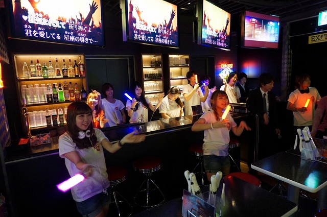 ナムコ、いつでもアニソンパーティを楽しめる常設カフェ&バー「アニON」を新宿にオープン！サイリウムは席に常備