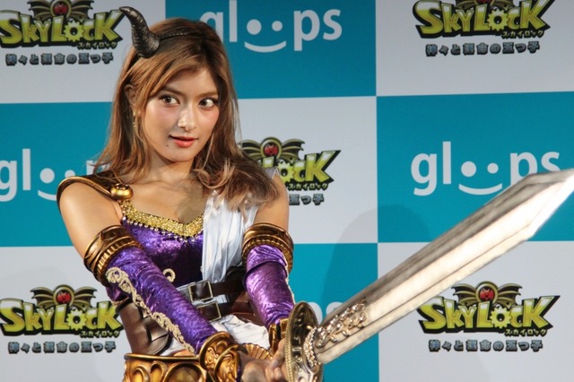 ローラさんがコスプレ初挑戦、スマホゲーム『スカイロック』テレビCMに出演