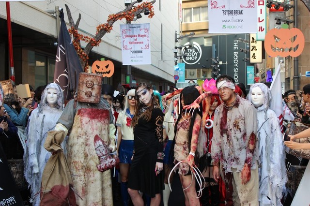 「サイコブレイク × 土屋アンナ」ハロウィンイベント、仮装パレードやミニライブで新宿は異様な雰囲気に