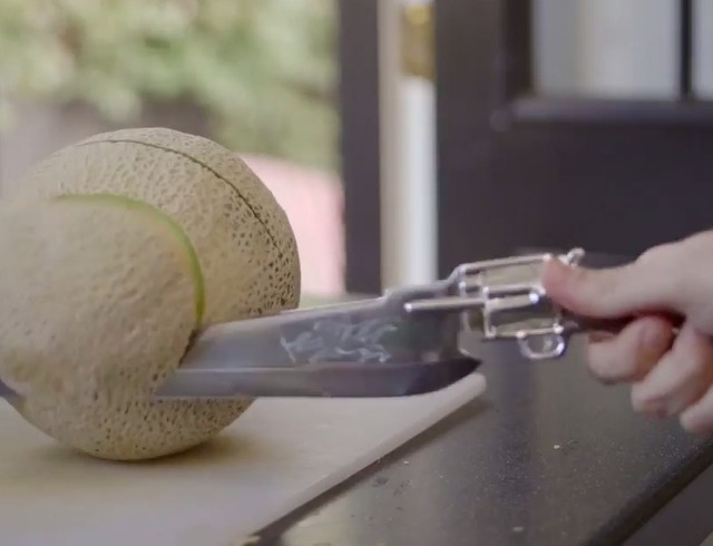 バスターソードでトマトを両断！海外クリエイターが『FF』風キッチンナイフを制作