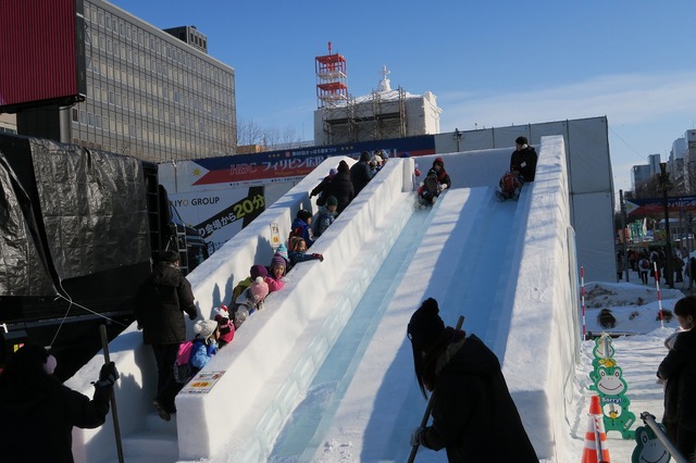 『モンスターストライク』「レッドリドラ」の雪像と巨大すべり台が雪まつりに登場