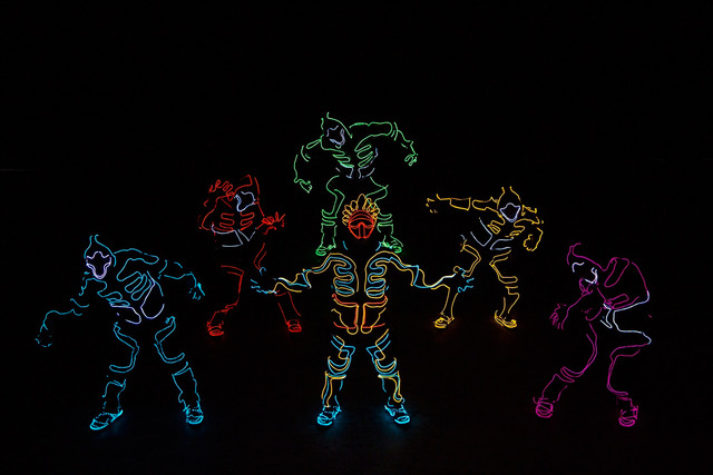 『パズドラ』のテーマソングをダンスアーティスト集団「レッキンクルーオーケストラ」が電飾ダンスで表現