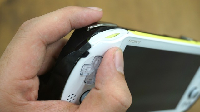 PS Vita向け「L2/R2ボタン」搭載グリップカバーを触ってみた！求めていたのはコレだが…