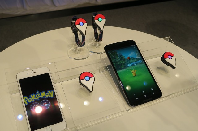 『Pokemon Go』と連携して楽しめる新デバイス「Pokemon Go Plus」を間近でチェック