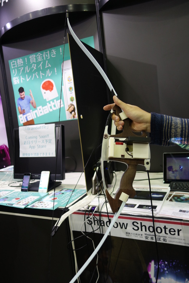 【TGS2015】“本物の弓”にプロジェクターがくっ付いているARシューティング『Shadow Shooter』がユニーク