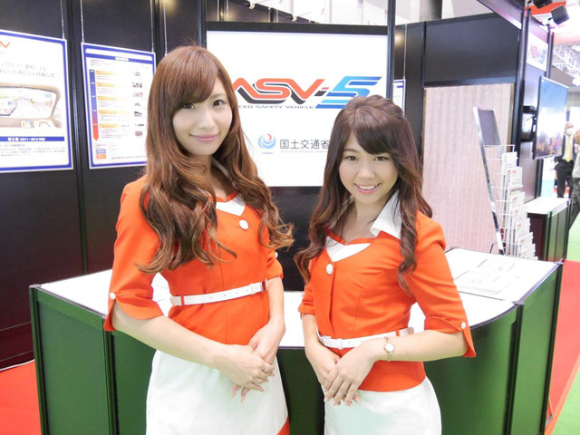ASVブース　桜井綾香さん（左）　橋本彩香さん（右）