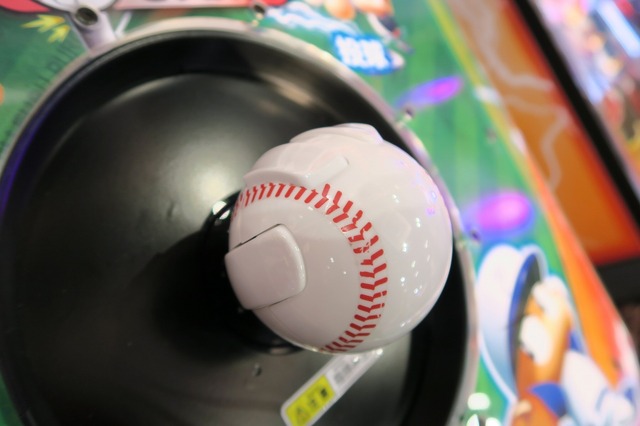 ボール型コントローラーも注目！スマホと連動して遊べるアーケード版『実況パワフルプロ野球BALL☆SPARK』