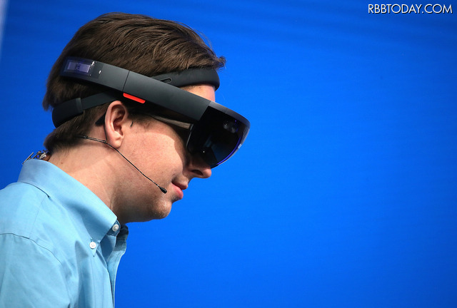 Microsoftのヘッドマウントディスプレイ「HoloLens」（c）Getty Images