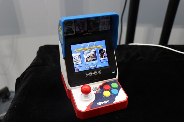 会場で「NEOGEO mini」を発見！気になるサイズや操作性をチェック【E3 2018】