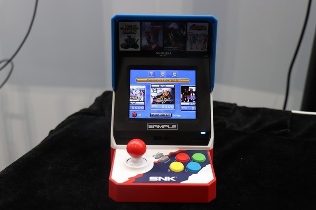 会場で「NEOGEO mini」を発見！気になるサイズや操作性をチェック【E3 2018】