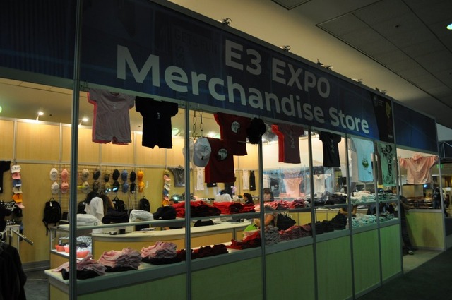 【E3 2009】Tシャツ、バッグ、ボールペン・・・E3グッズ販売中